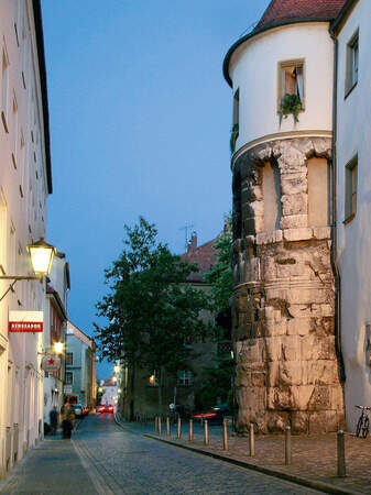 Die römische Stadtmauer der Stadt Regensburg in der heutigen Altstadt.