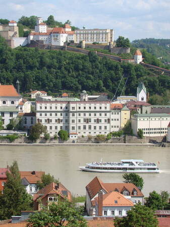 Die weitreichende Aussicht auf die Stadt Passau mit dem gewundenen Wasserlauf der Donau im Vordergrund.