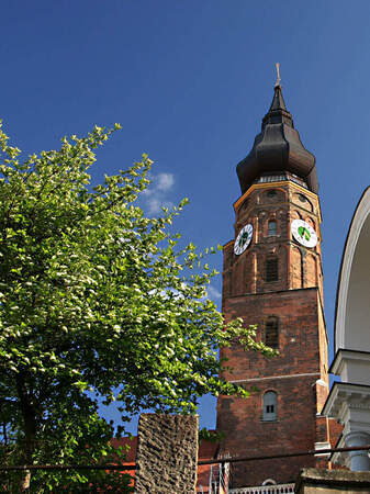 Ein Uhrturm im Herzen von Straubing mit mittelalterlicher Architektur.